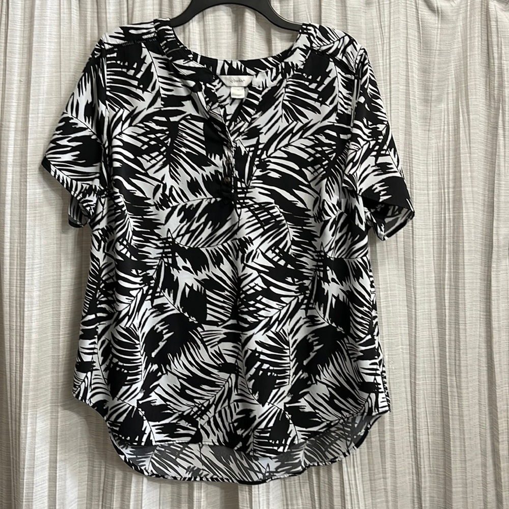 Women’s  CJ Banks top.  Size:1X.  98%poly/2% spandex.  Lightweight.